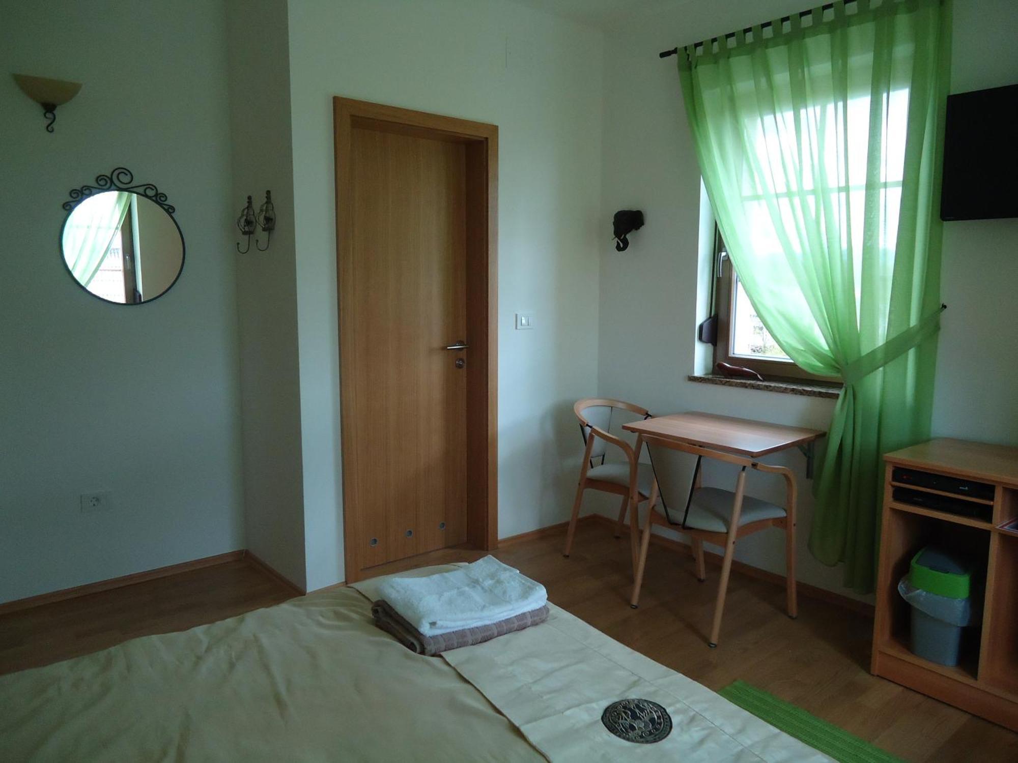 Lipizzaner Lodge Guest House Postojna Rom bilde